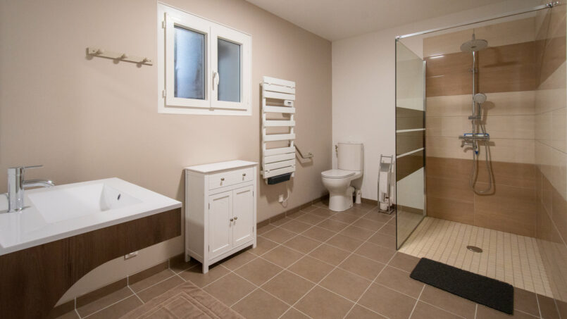 Salle de bain PMR accessible aux fauteuils roulants douche italienne et WC surélevés