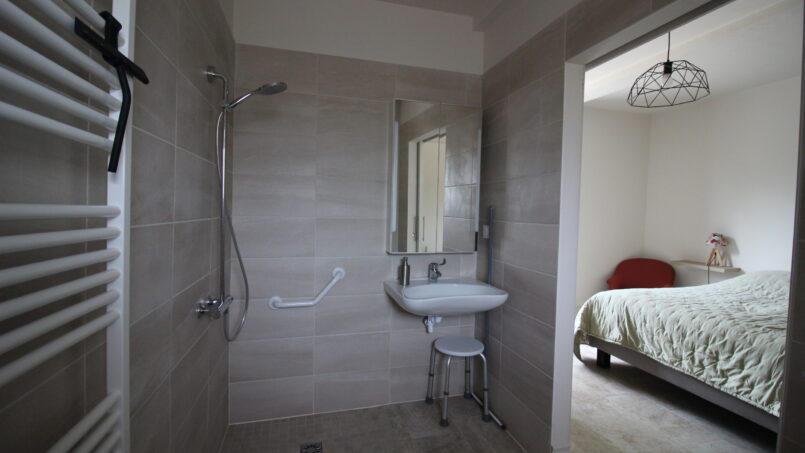 Douche et lavabo PMR fauteuil roulant et petit tabouret pour douche
