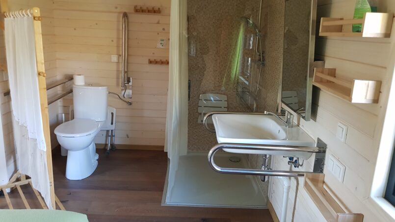 salle de bain et WC PMR accessible fauteuil roulant