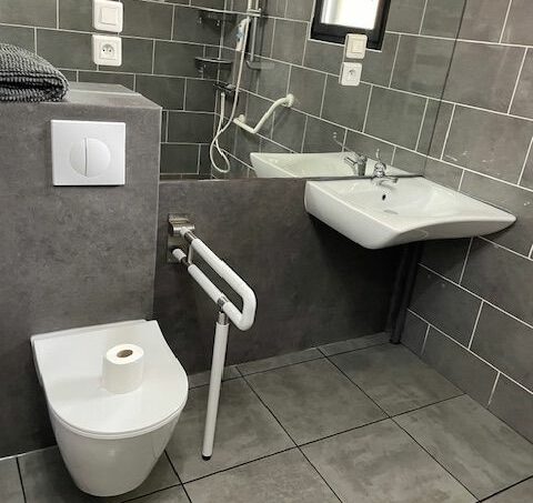 salle de bain PMR accessible fauteuil roulant avec chaise douche , WC avec barres d'appui à gauche et à droite