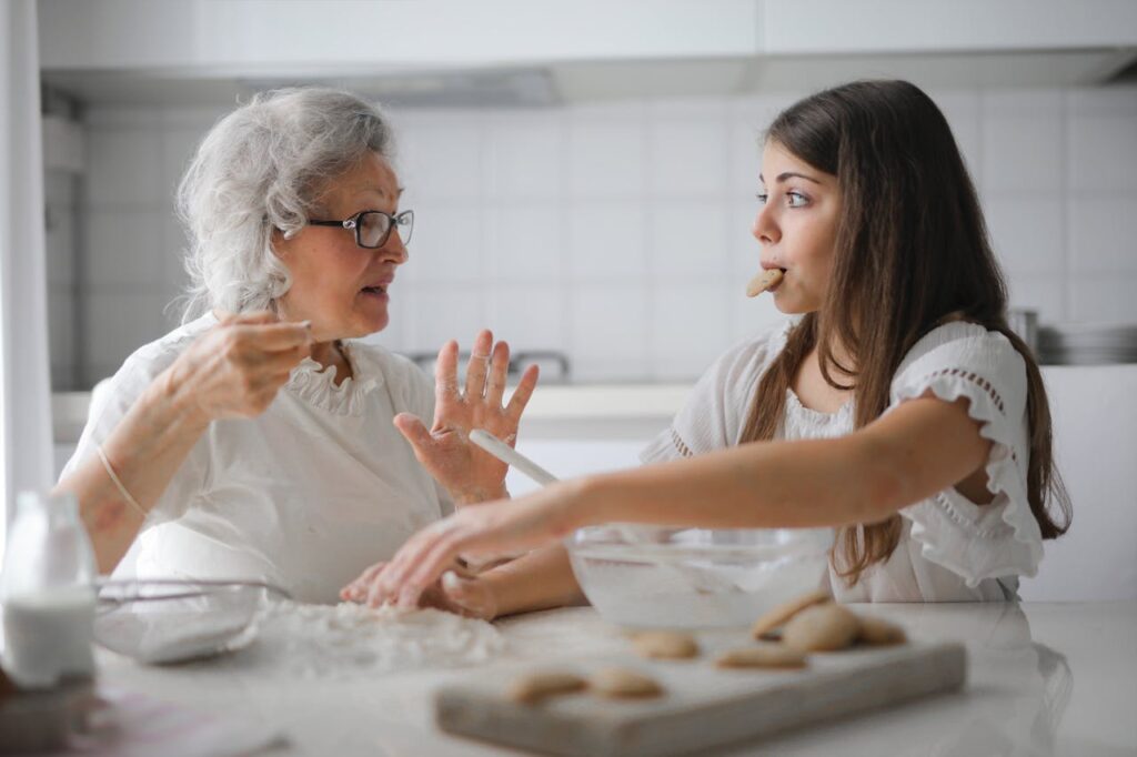 Louer plus en accueillant des PMR © Andrea Piacquadio_Pexels. Une personne âgée et sa petite fille prennent le petit déjeuner dans une location.