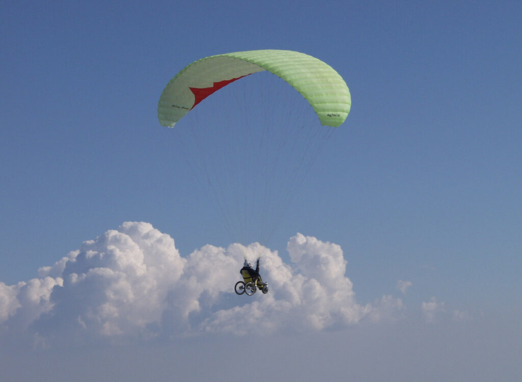 Une PMR fait du parapente en activité adaptée à la montagne