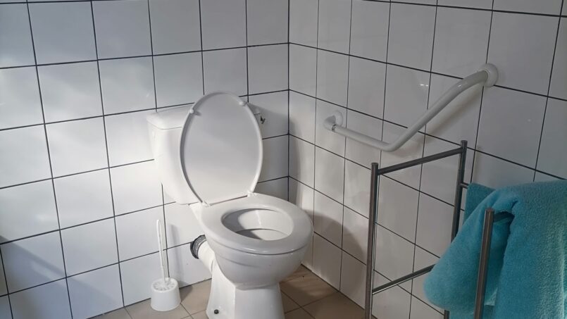 WC rehaussé privatisé accessible aux personnes à mobilité réduite en fauteuil roulant