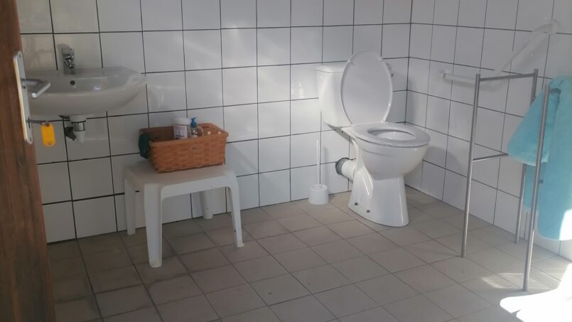 Salle de bain PMR accessible en fauteuil roulant