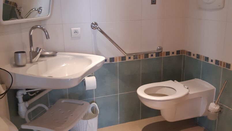 Salle de bain accessible PMR en fauteuil roulant