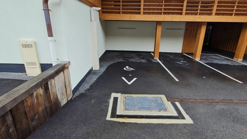 Place Parking Personnes à mobilité réduite (PMR) devant entrée de l'immeuble