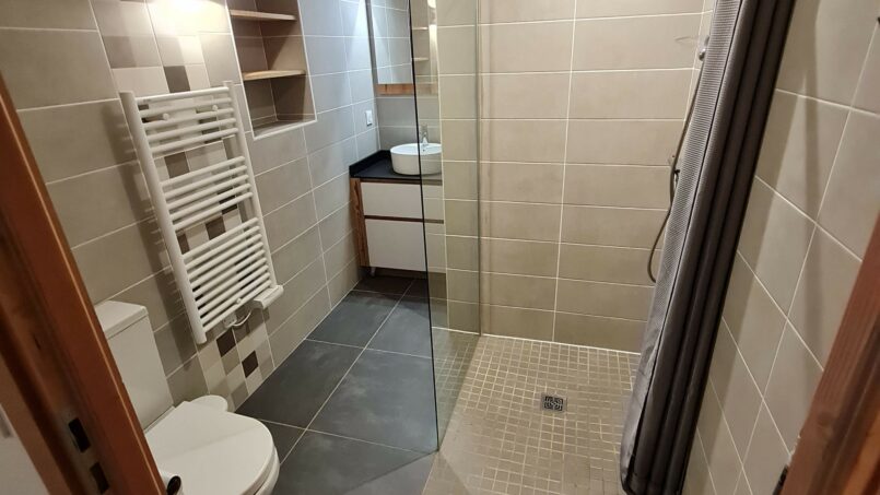 salle de bain avec douche italienne et WC accessible aux Personnes à mobilité réduite (PMR) en fauteuil roulant